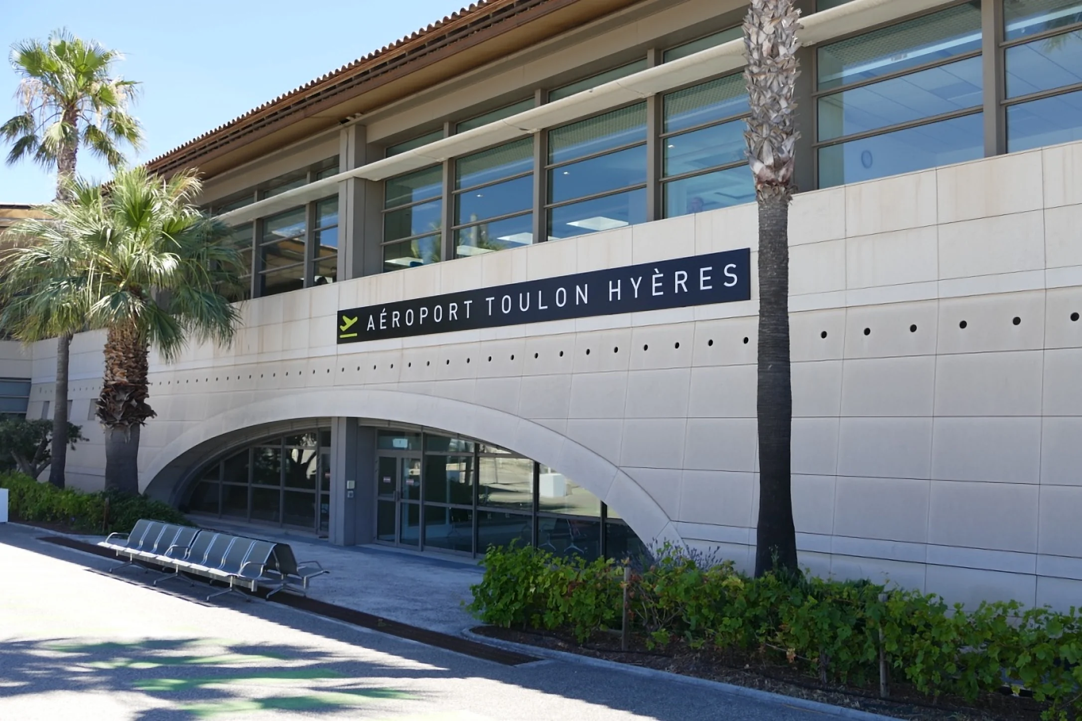 L’aéroport de Toulon-Hyères, à quelques minutes du Domaine