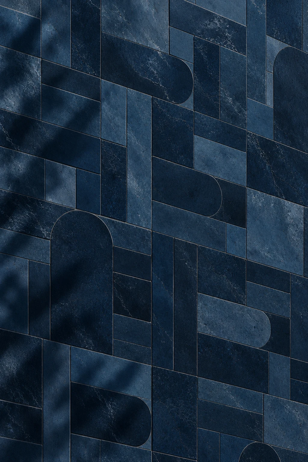 Détail de la façade en céramique bleue aux motifs géométriques