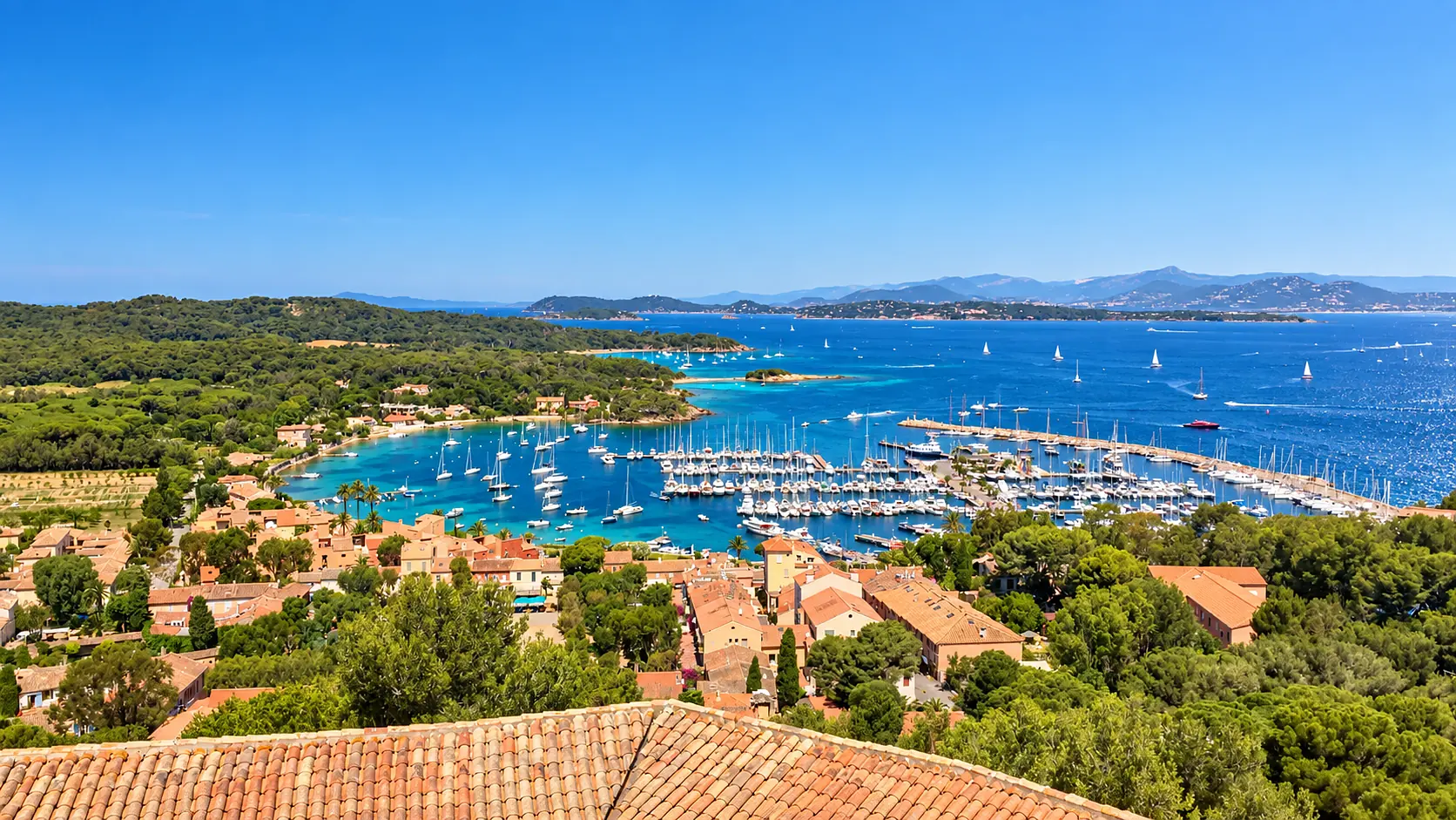 Vue sur le port de Porquerolles