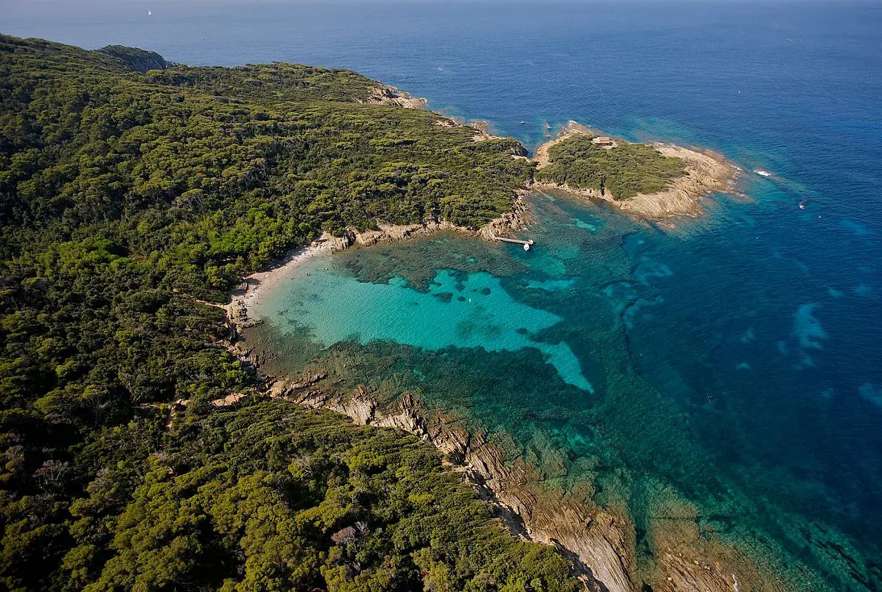 Crique sauvage et eaux turquoise de Port-Cros